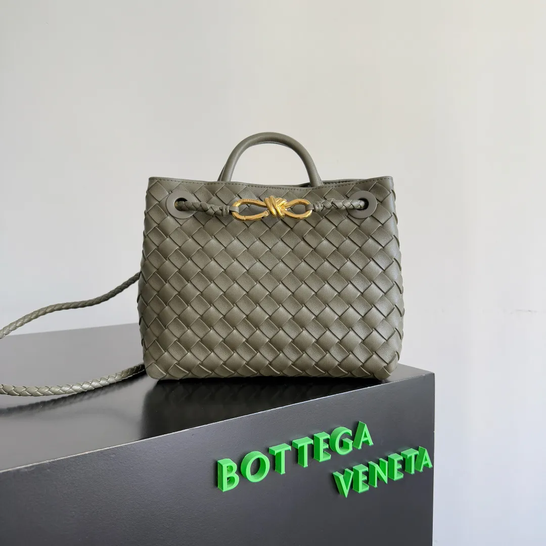 The 2023 new Andiamo batch 1860BV is shipped‼ ️Really popular🔥The new Andiamo woven handbag launched by Bottega Veneta this season is really popular all over the world! ! Celebrities at home and abroad have worn it, and Oscar-winning actress Michelle Yeoh has taken it out on the street. Song Jia, Trai Yara, Yu Feihong, Sanji Ayaka, Rosie Hunting-Whiteley, Yoshioka Riho, etc. have all picked up this bag. It is classic and versatile, showing off its temperament, and the bag capacity is also large, which is very convenient for daily commuting! ! A variety of carrying methods, the shoulder straps can be adjusted by yourself, the original lambskin feels soft and delicate, and the unisex style breaks gender boundaries and brings a more practical and longer-lasting use experience. Andiamo, which has both elegant and casual styles, perfectly interprets the true appearance of "fashionable old money style". Style number: 743568 Size: 25*22*10.5cm